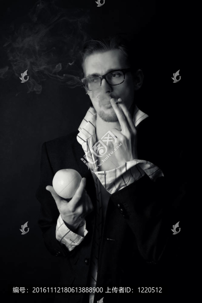 年輕的商人戴著眼鏡戴香煙