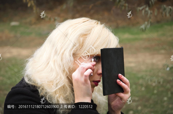 美麗的年輕女孩化妝