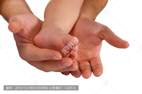 一個(gè)男人和一個(gè)年輕的孩子的手