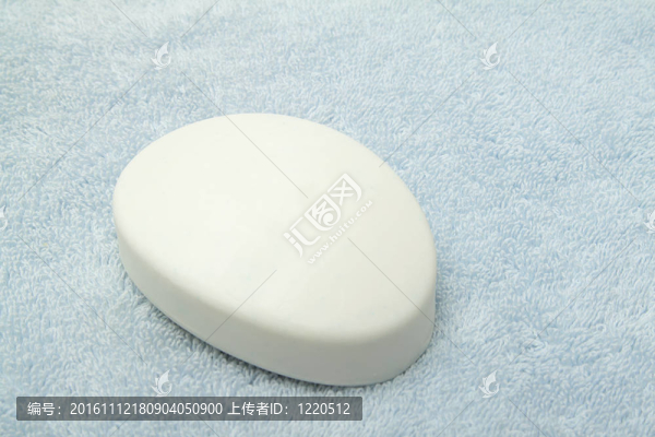 毛巾上的白色肥皂