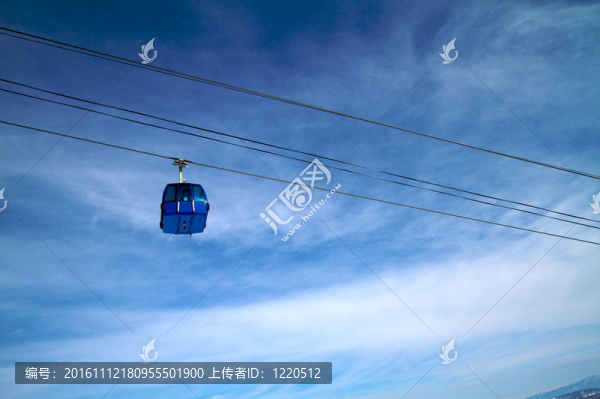 在冬季度假勝地滑雪和滑雪升降機(jī)滑雪
