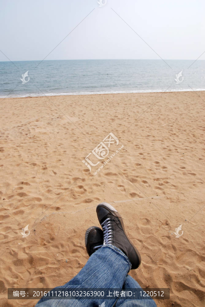 放松生活的人躺在海灘