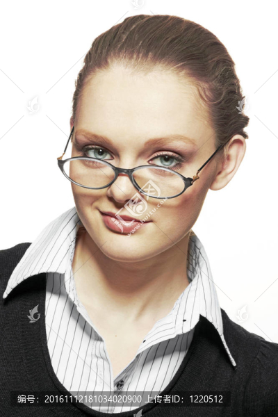 戴眼鏡的年輕女人的肖像
