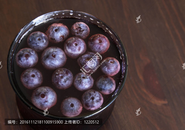 漂浮的葡萄