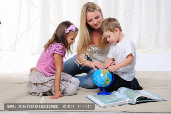 年輕的母親；她的女兒和年幼的兒子