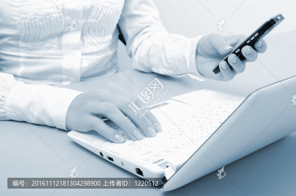 一個(gè)年輕女孩的手