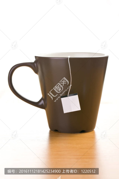 一杯帶有空白標簽的茶