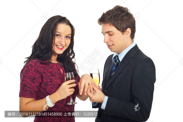 提供結(jié)婚戒指的男人