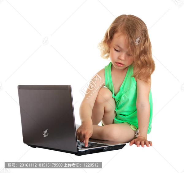 帶筆記本電腦的小女孩。