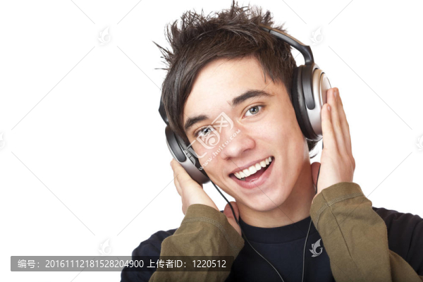 男青少年聽音樂通過耳機和唱歌