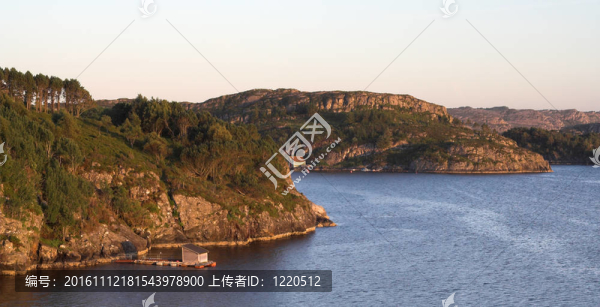 日落的巖石海岸