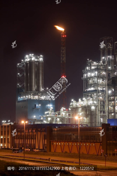 石油化工廠在夜間