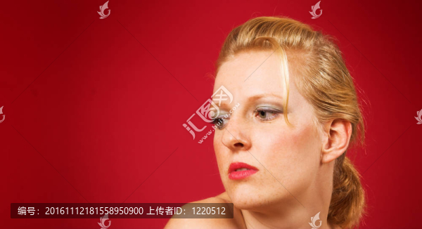體貼的金發(fā)女郎