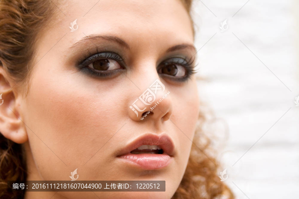 一個(gè)漂亮的黑發(fā)女孩特寫肖像
