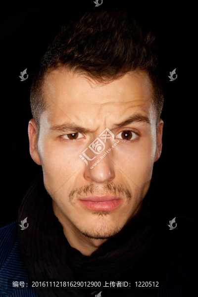 眉毛凸起的男人