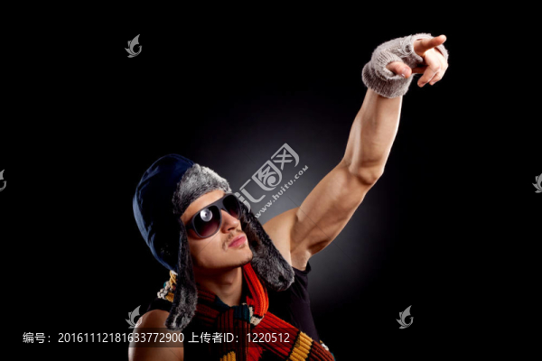 男人在冬天的衣服指點(diǎn)