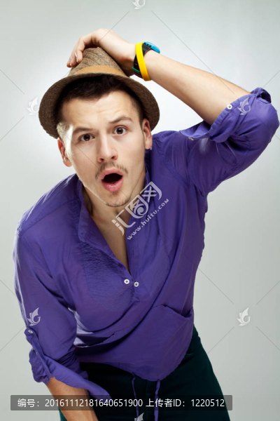 震驚的年輕時尚男人