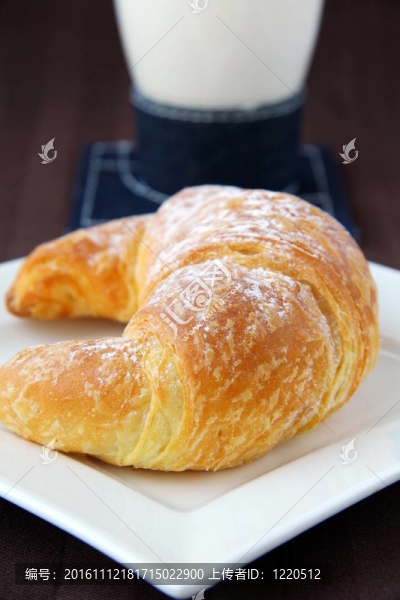 牛角包和一杯茶