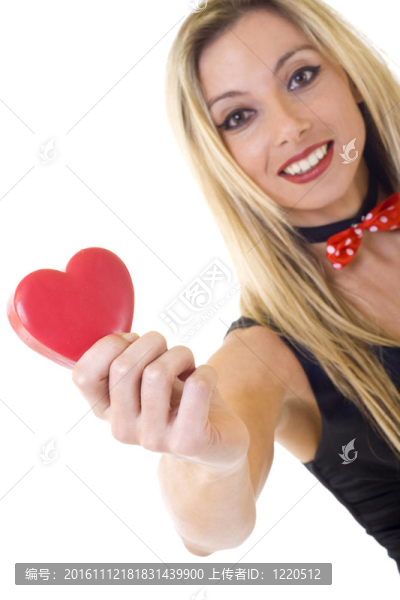 女人抱著一顆大紅的心