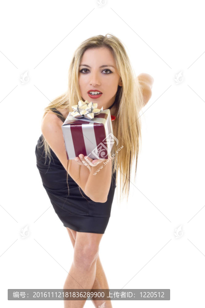微笑的女人送禮物