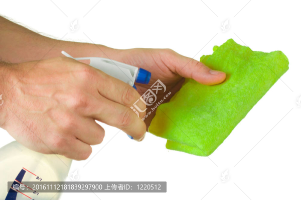 帶有噴霧瓶和抹布的手