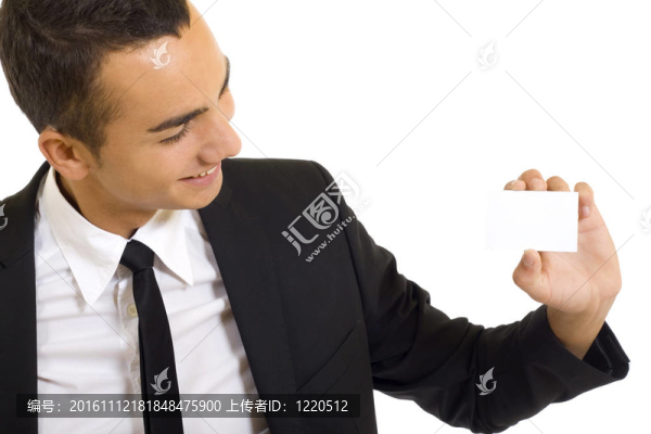 具有空白名片的年輕人