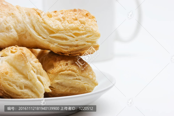盤子和杯子上的餅干