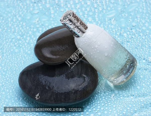一瓶水和鵝卵石