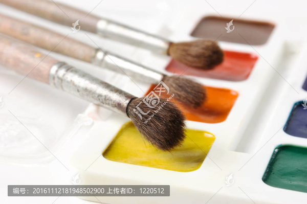 水彩顏料和刷子