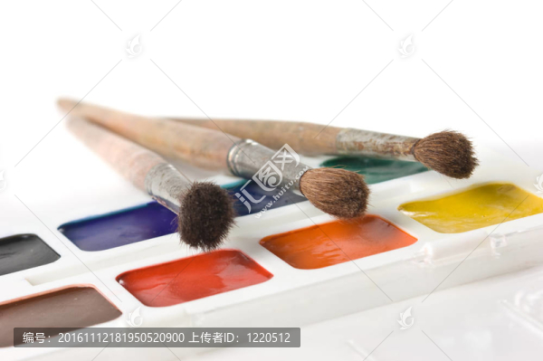 水彩顏料和刷子
