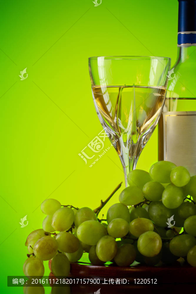 葡萄與葡萄酒杯