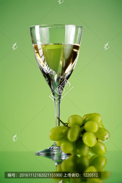 葡萄與葡萄酒杯