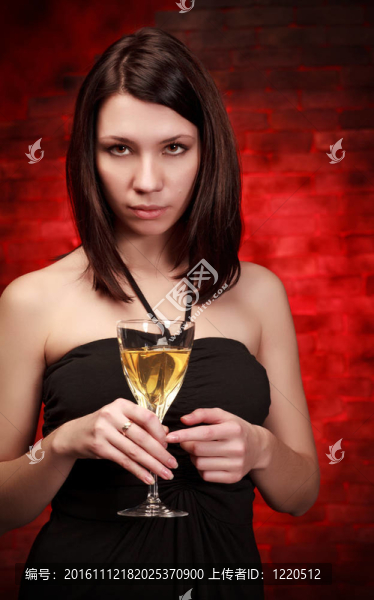 女孩帶著一杯酒