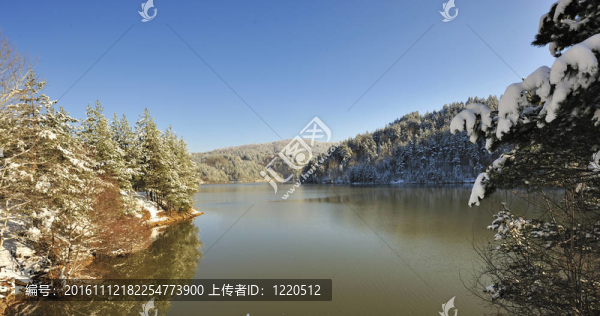 雪山場景與湖泊