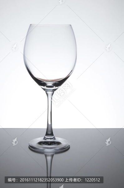 作為白色隔離背景的葡萄酒杯