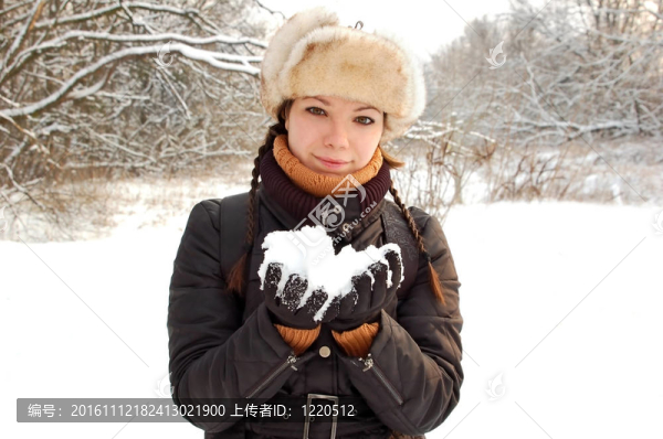 冬天森林里的女孩