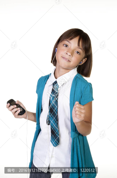 女孩聽音樂。