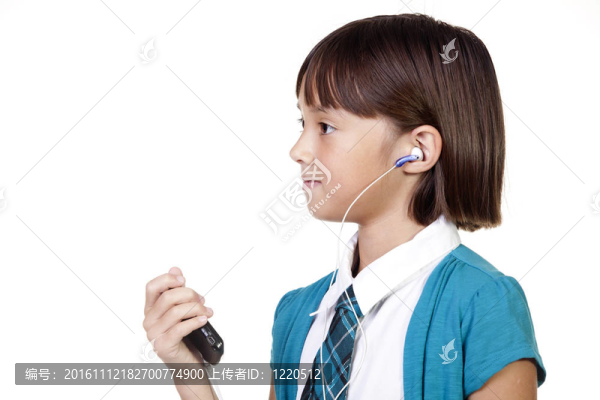 聽音樂。