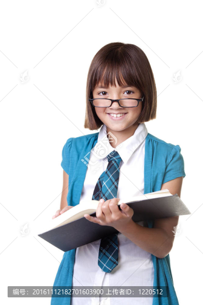 戴眼鏡的女孩和一本書。