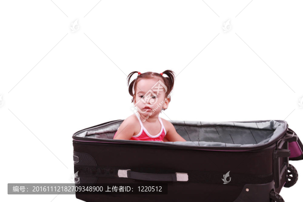 小女孩坐在手提箱里