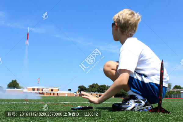 男孩發(fā)射火箭