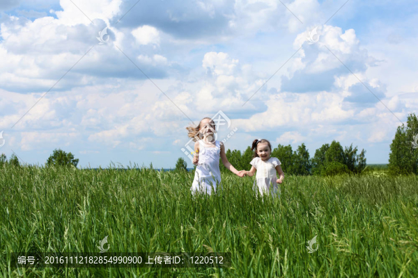 兩個小姐妹在戶外