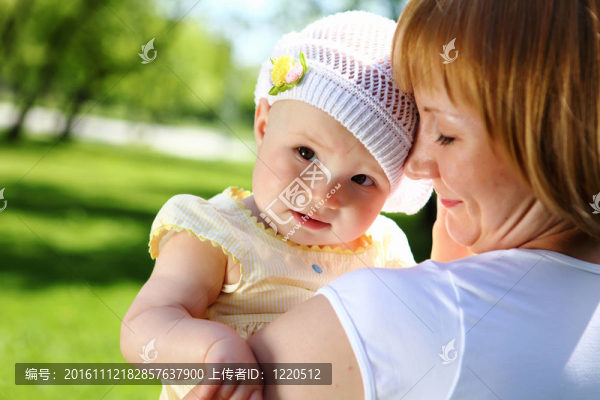 母親帶著女兒在夏日公園