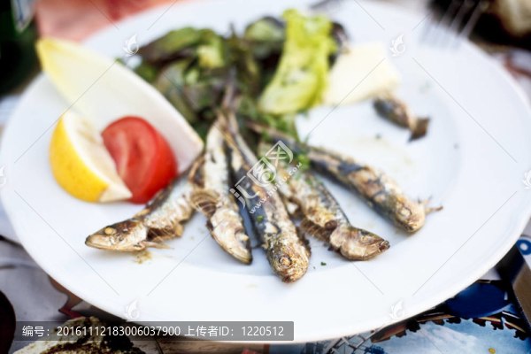 烤沙丁油魚。