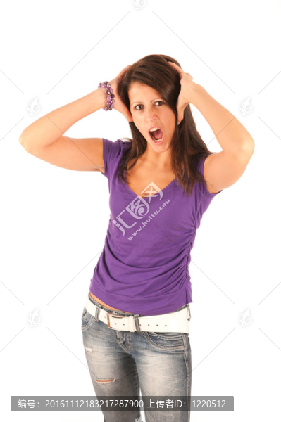 憤怒的年輕女孩在白色背景下尖叫