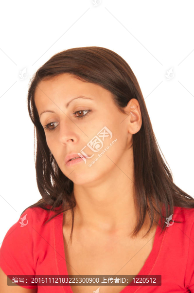 年輕漂亮的黑發(fā)女孩穿紅色T恤衫孤立在白色背景的肖像