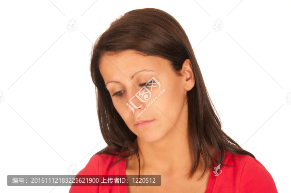 年輕漂亮的黑發(fā)女孩穿紅色T恤衫孤立在白色背景的肖像