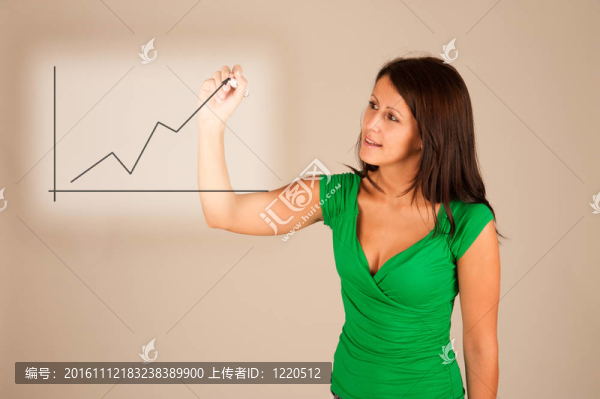 年輕的女商人在透明的玻璃或金屬箔圖特寫。