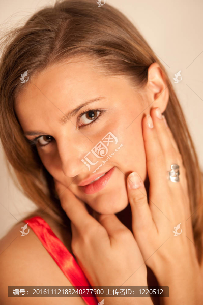 可愛的年輕女孩在白色背景上