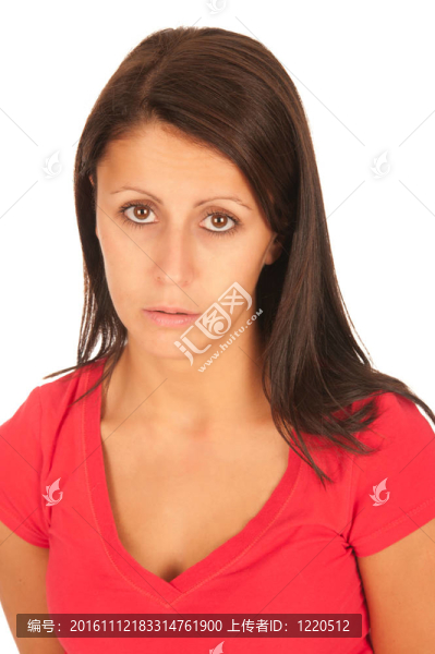 年輕漂亮的黑發(fā)女孩穿紅色T恤衫孤立在白色背景的肖像